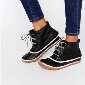 Sorel out n about duck boots, size 10.